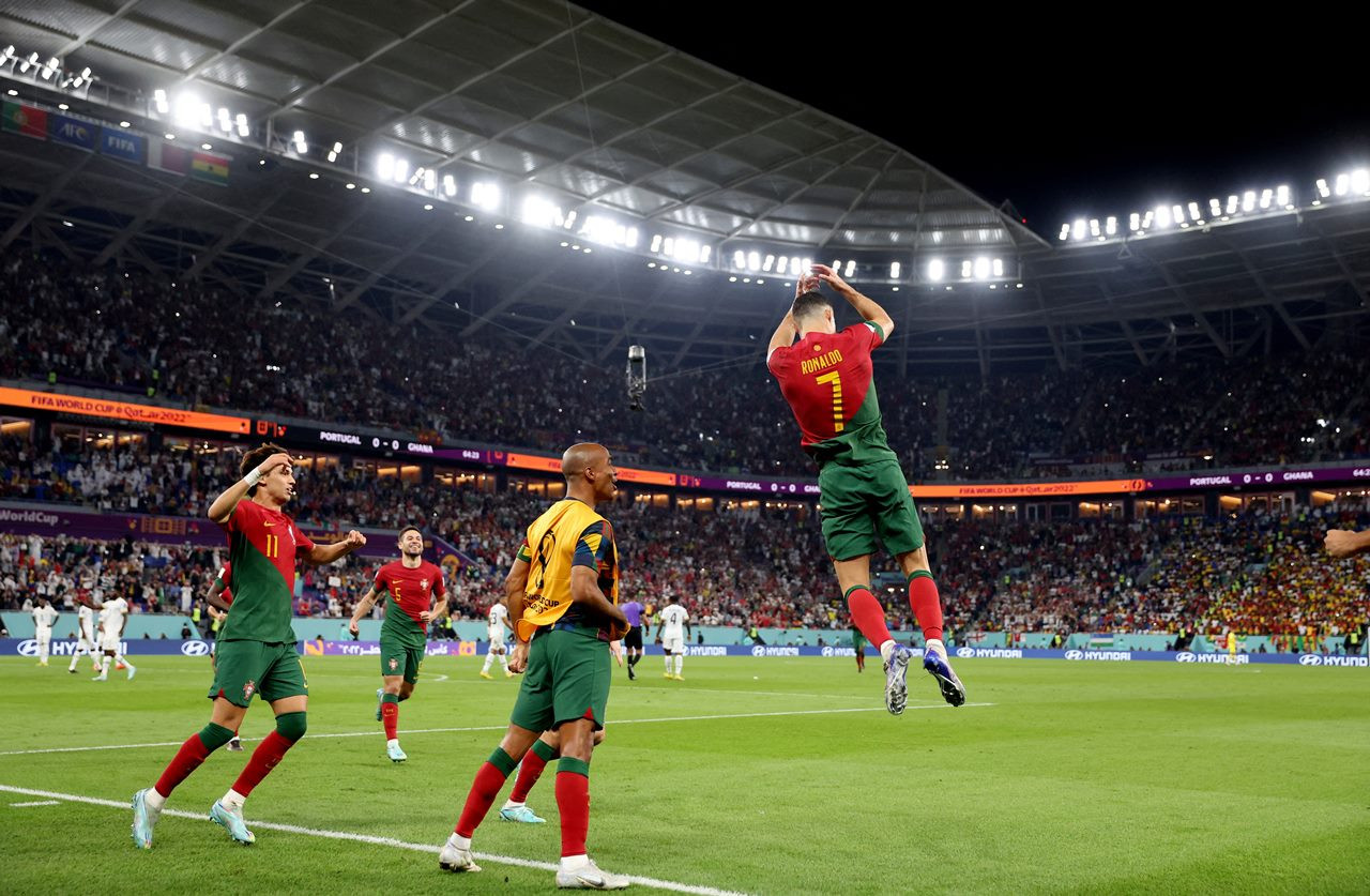 World Cup 2022 sẽ là một giải đấu rất đáng chờ đợi, hãy cùng xem hình ảnh Ronaldo và Messi ăn mừng trong màu áo đất nước. Họ chắc chắn sẽ mang đến nhiều trận đấu đáng nhớ và không thể bỏ qua những khoảnh khắc ăn mừng của hai ngôi sao này.