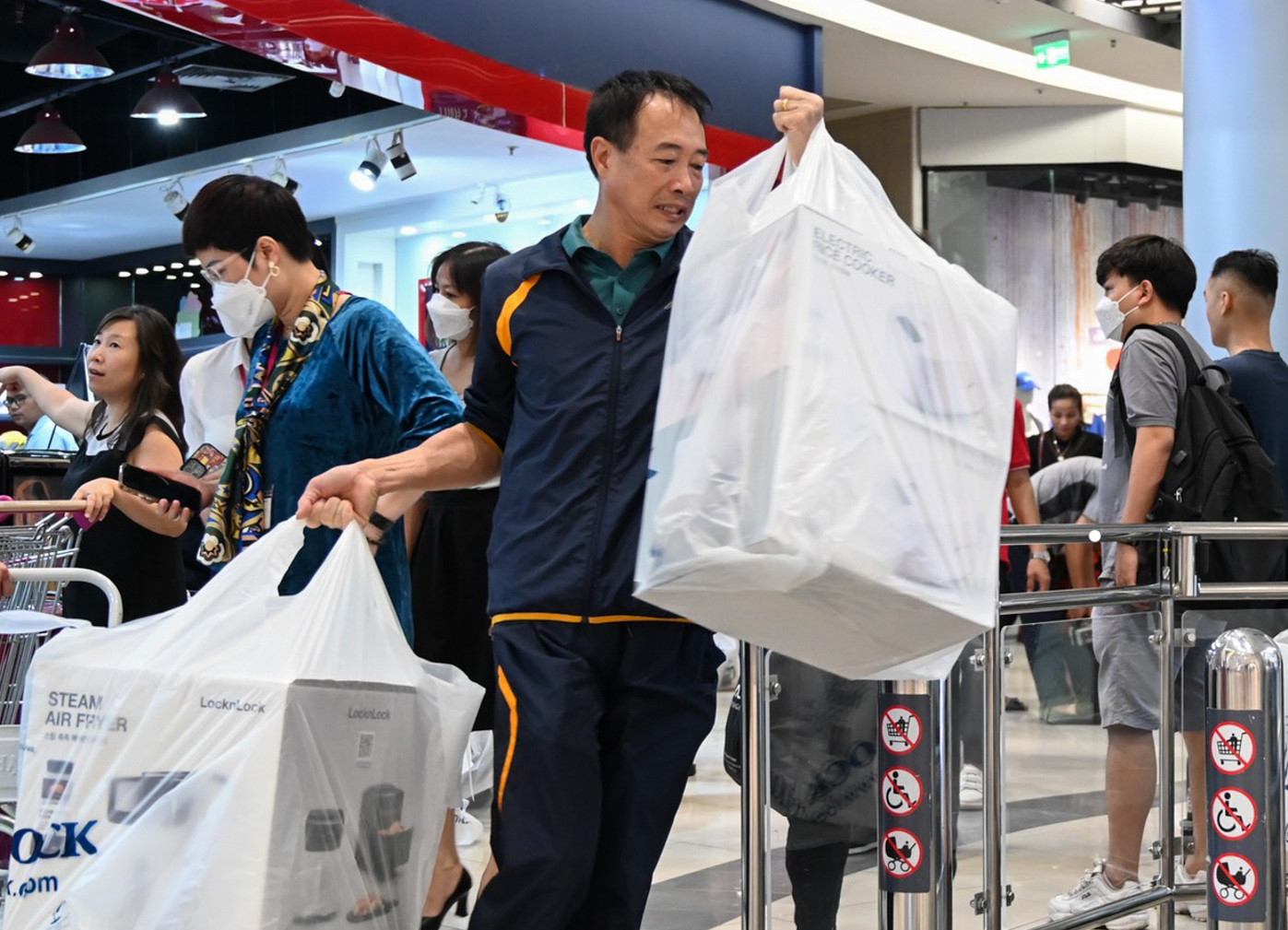 Người Hà Nội đổ bộ trung tâm thương mại 'vơ vét' hàng ngày Black Friday