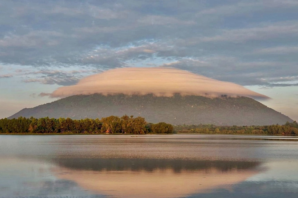 Sau núi Bà Đen, mây hình đĩa bay cực hiếm lại xuất hiện ở núi Chứa Chan - Đồng Nai