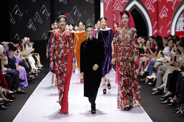 Designer Ha opens VN Int’l Fashion Week in Hanoi