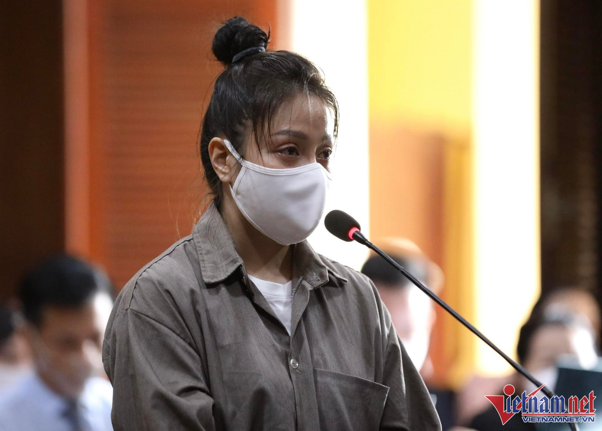 Bị cáo Nguyễn Võ Quỳnh Trang khóc, thừa nhận hành hạ bé Vân An
