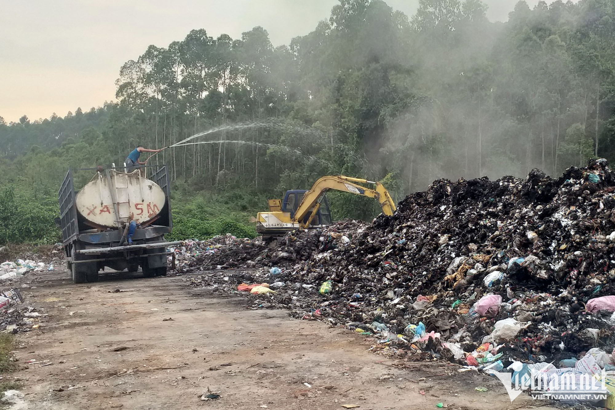 Phun nước dập lửa, cắm biển cấm đốt bãi rác 'tra tấn' dân ở Vĩnh Phúc