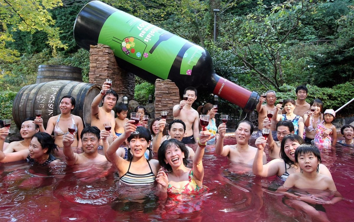 Thú vui tắm rượu vang hút khách ở Nhật dù giá đắt đỏ