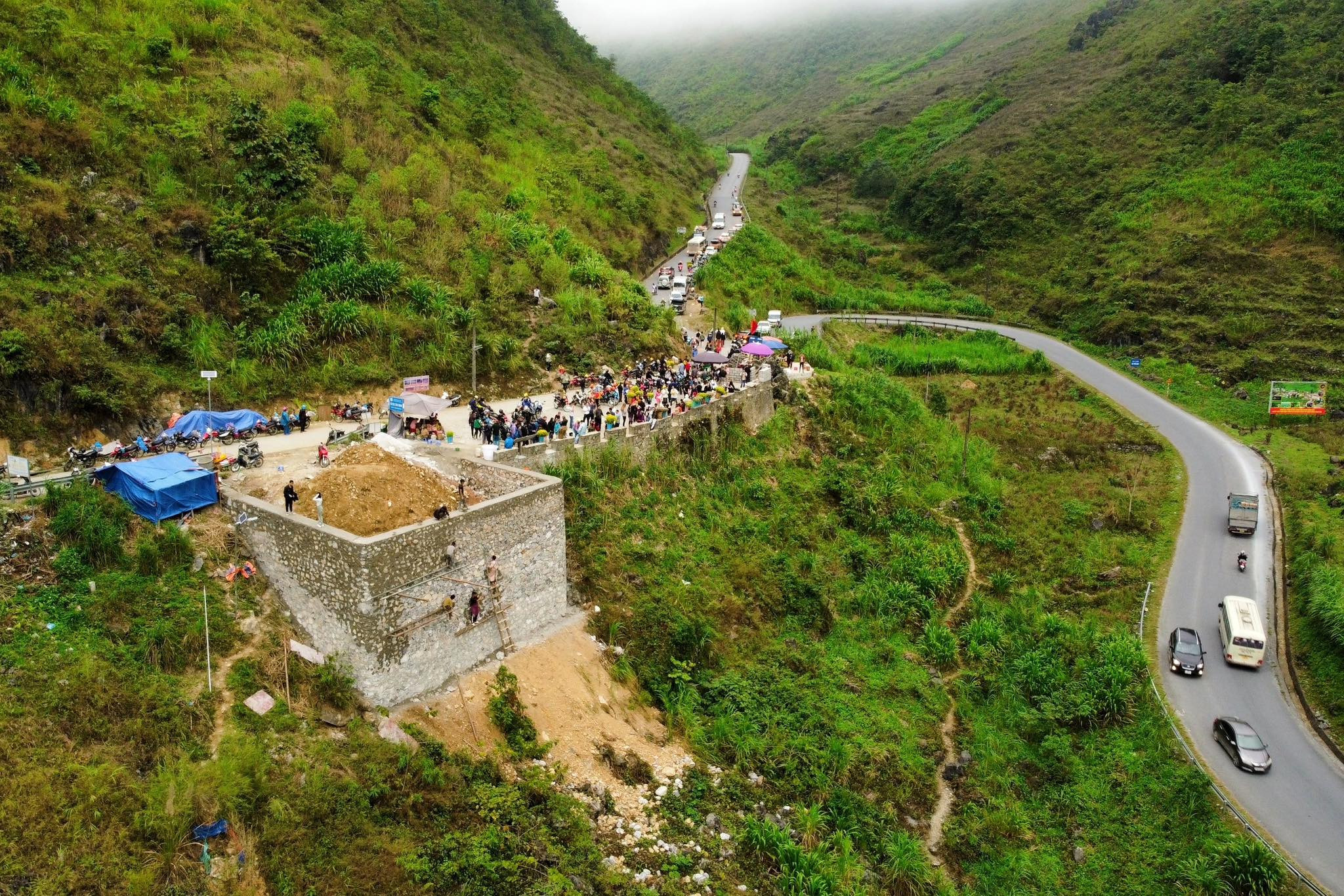 Du khách ùn ùn đổ về, Hà Giang tắc đường, chợ đêm Đồng Văn đông nghẹt thở