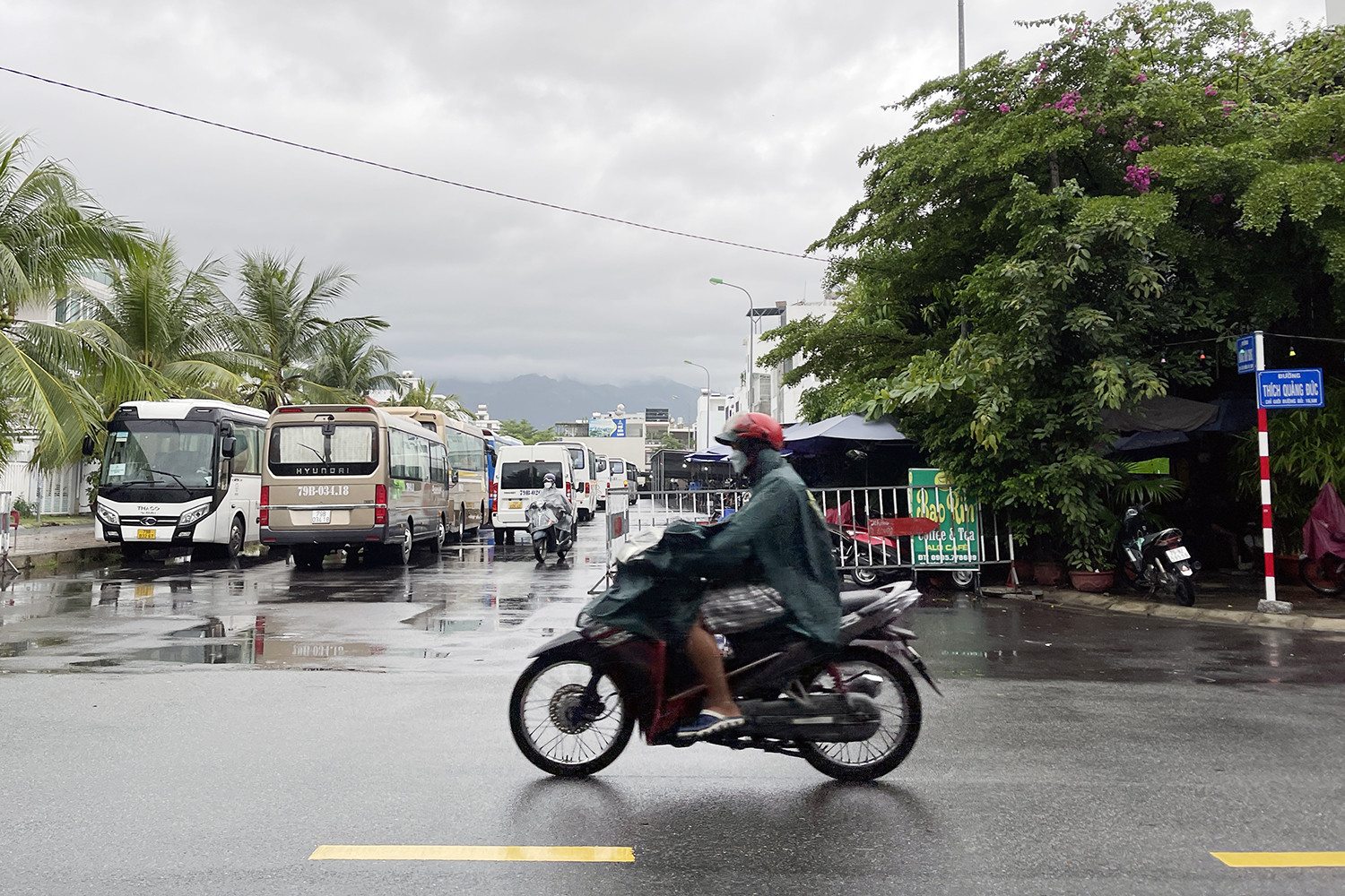 Sân bóng, bãi giữ xe trái phép trong khu đô thị ở Nha Trang bị 'tuýt còi'