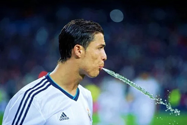 Lý do sức khỏe đằng sau thói quen ‘mất lịch sự’ của cầu thủ trên sân cỏ