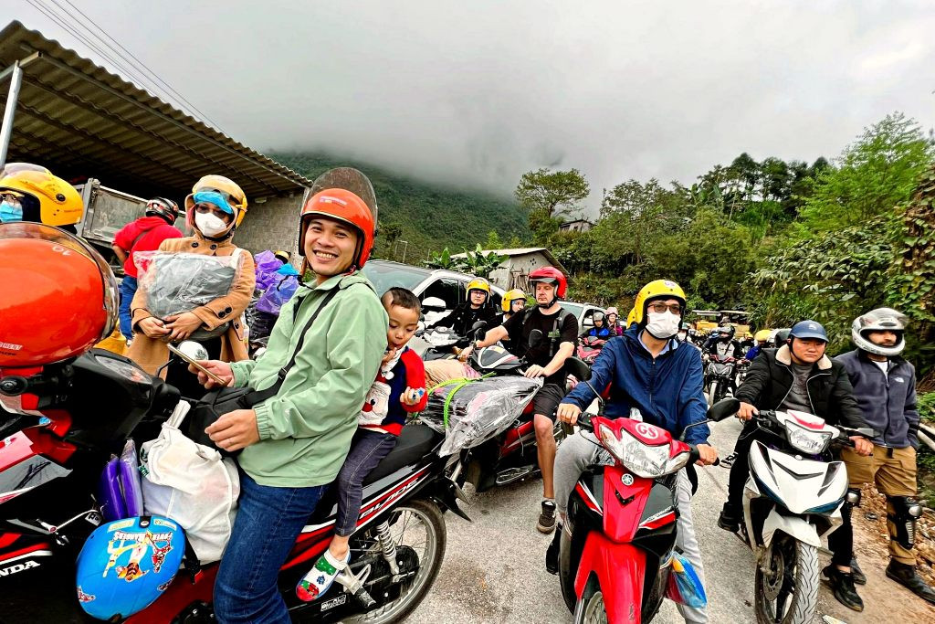 Du khách ùn ùn đổ về, Hà Giang tắc đường, chợ đêm Đồng Văn đông nghẹt thở