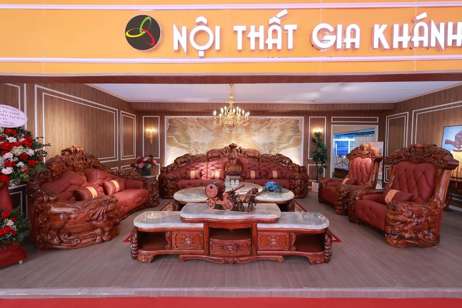 Nội thất Gia Khánh ra mắt bộ sofa gỗ mun tân cổ điển khủng tại Vietbuild 2022