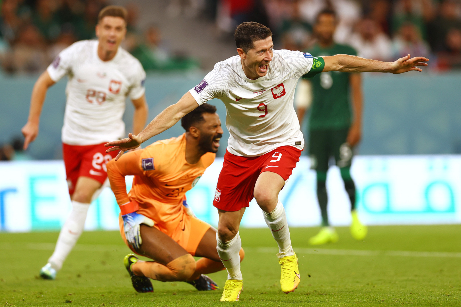 Lewandowski chói sáng, Ba Lan hạ Saudi Arabia