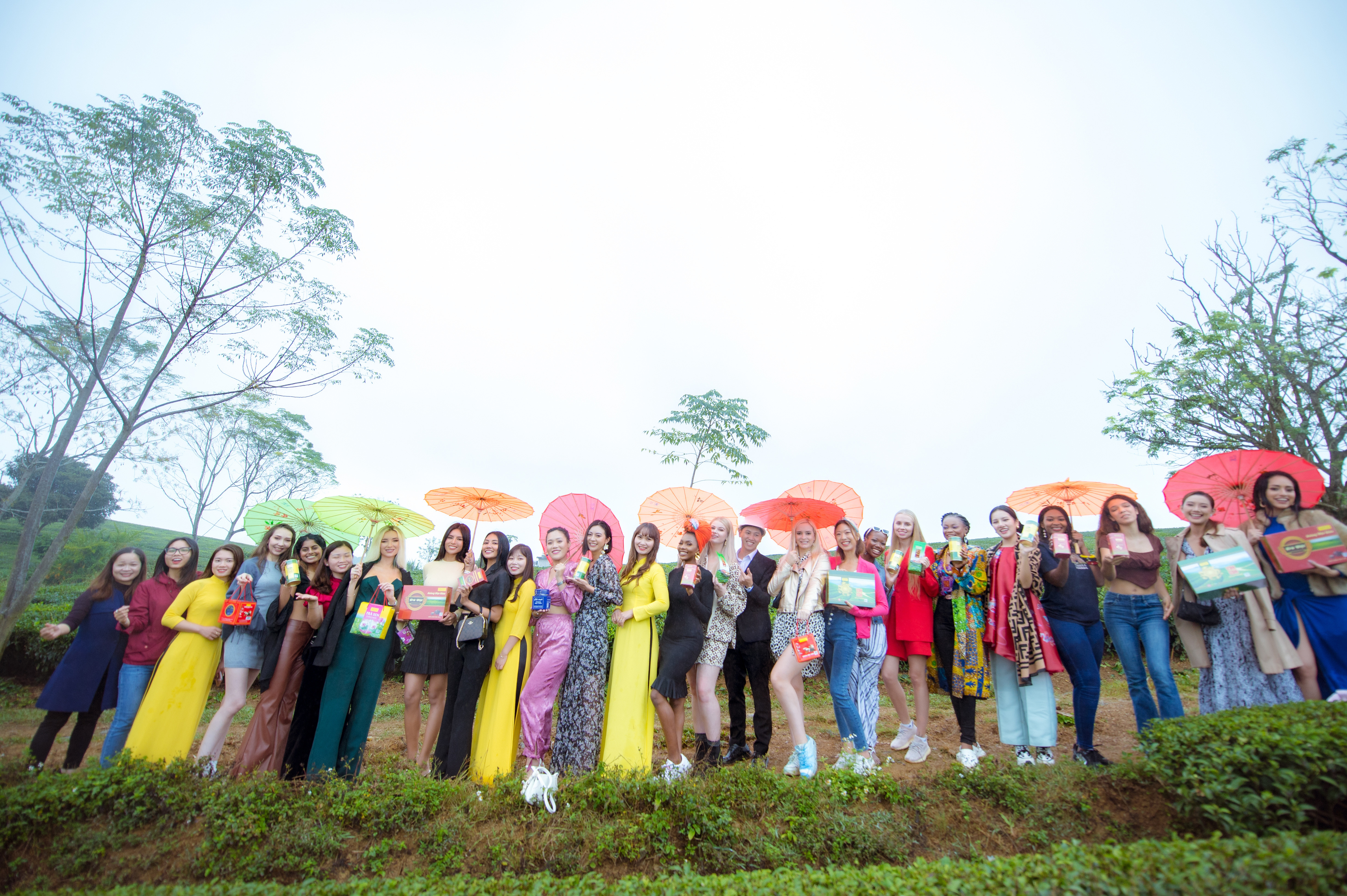 Hoa hậu Du lịch thế giới các nước khoe sắc trên đồi chè Mộc Châu