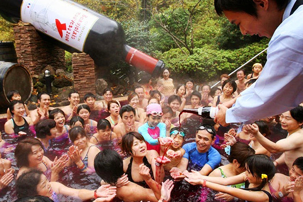 Thú vui tắm rượu vang đắt đỏ hút khách ở Nhật