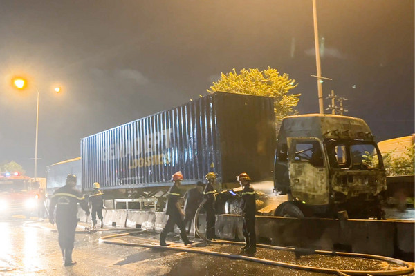 TP.HCM: Xe container bốc cháy dữ dội trong đêm, giao thông ùn tắc hàng km