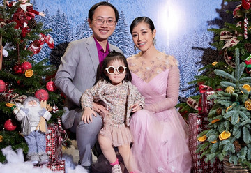 Ông xã và con gái cổ vũ MC Phí Linh dẫn tuần lễ thời trang