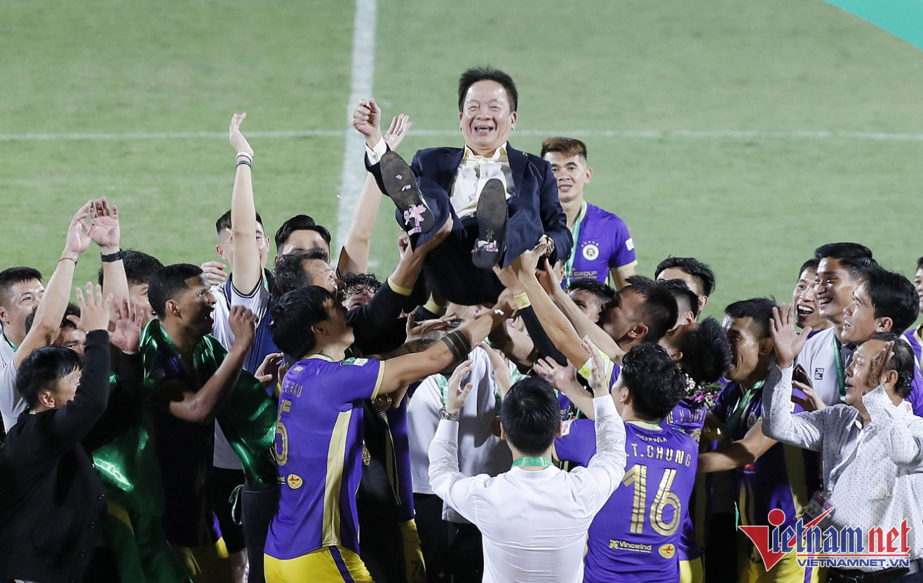 Bầu Hiển cười hết cỡ, ăn mừng cú đúp danh hiệu với Hà Nội FC