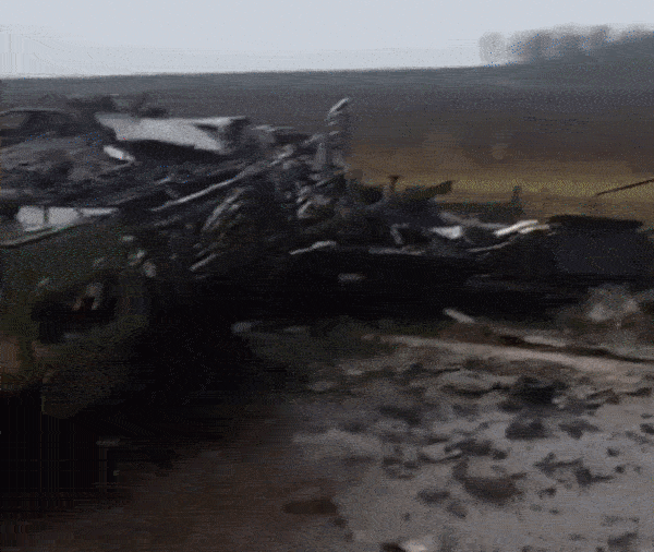 Video xe tăng T-90M và nhiều xe quân sự của Nga bị bắn hạ ở đông bắc Ukraine