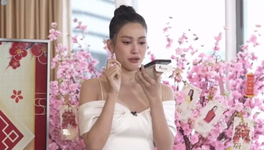 Hoa hậu Tiểu Vy khóc nghẹn kể chuyện mẹ cấp cứu trong viện