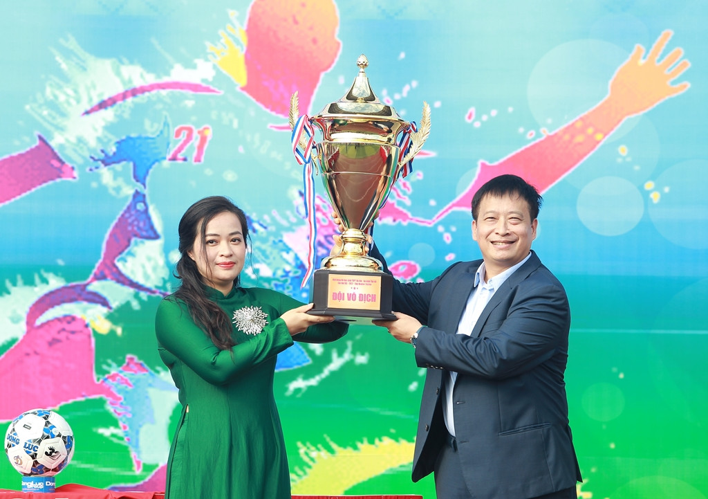 Tưng bừng khai mạc giải bóng đá học sinh THPT Hà Nội 2022