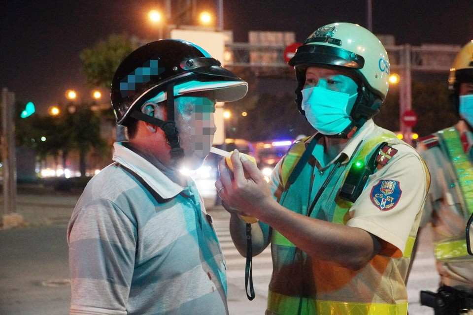 Uống 4 lon bia, tài xế ở TP.HCM bị CSGT phạt kịch khung