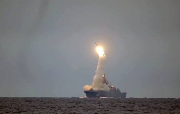 Tàu khu trục Nga dùng tên lửa phòng không diệt mục tiêu trên Biển Baltic