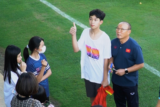 Fan nhí 'bao vây' HLV Park Hang Seo trước trận giao hữu Dortmund