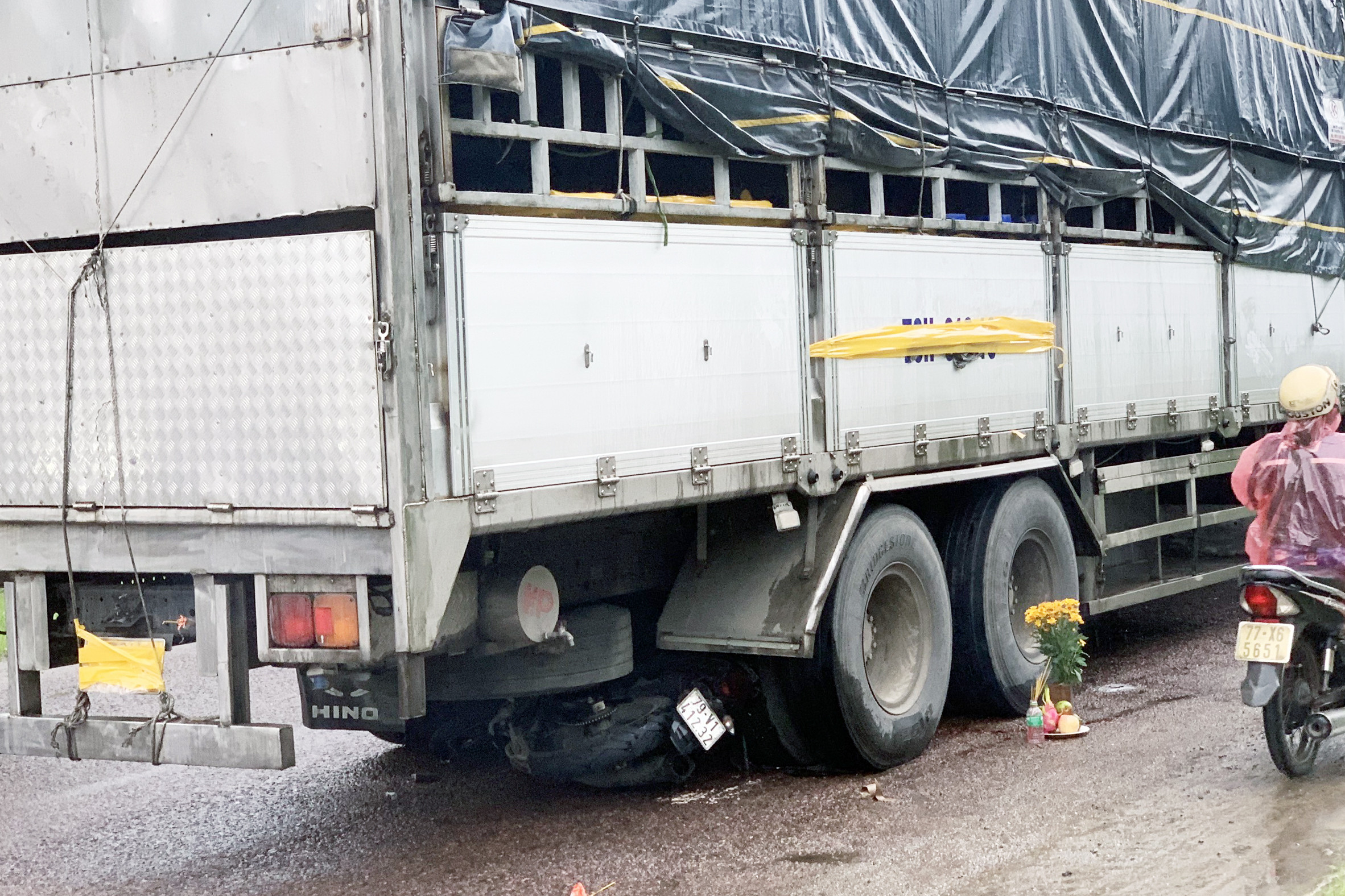 Tạm giữ tài xế lùi xe tải cán 3 mẹ con tử vong ở Phú Yên