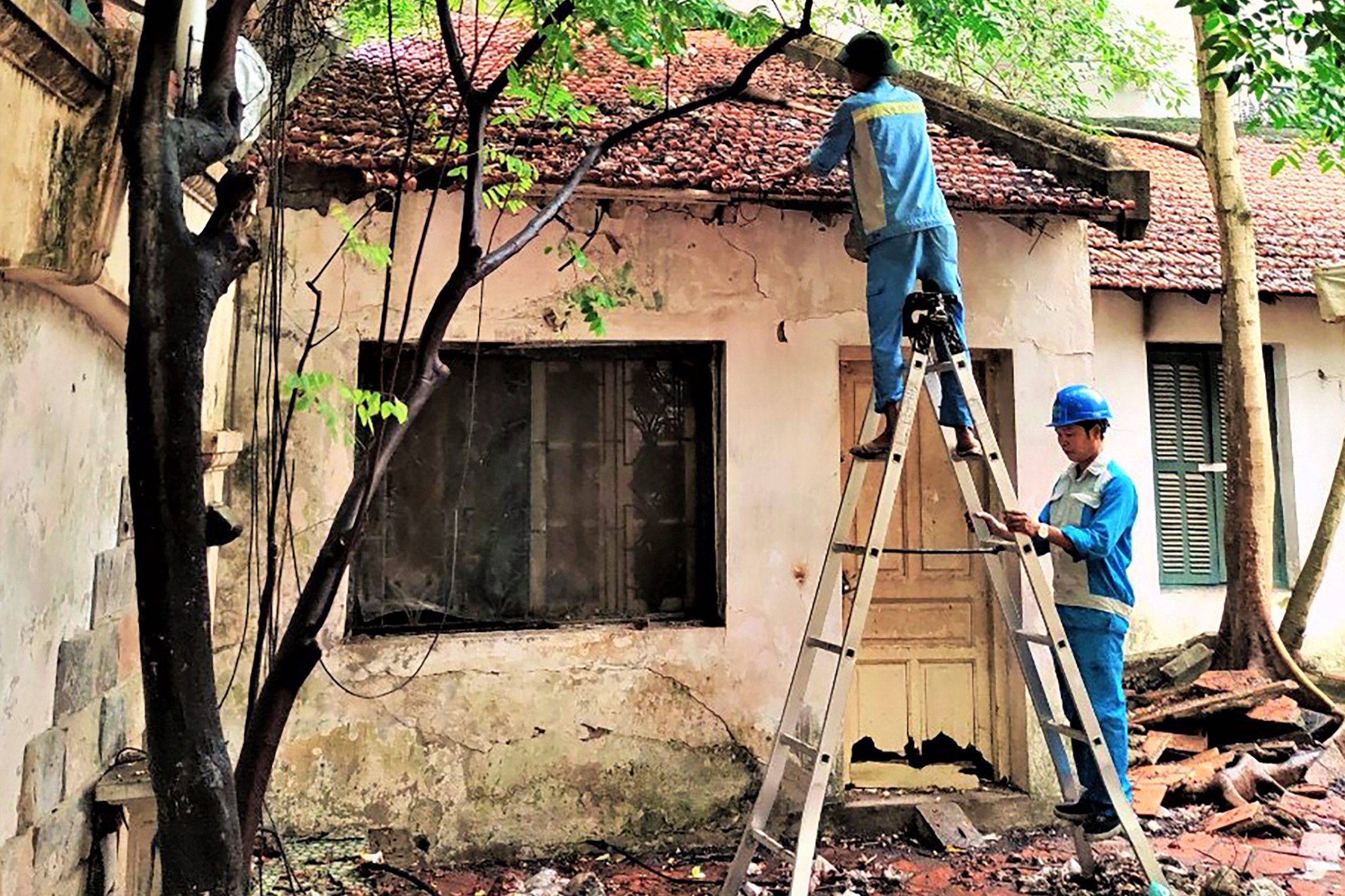 Dọn rác biệt thự ‘đòi’ từ cựu Chủ tịch Hà Nội bị bỏ hoang gần chục năm