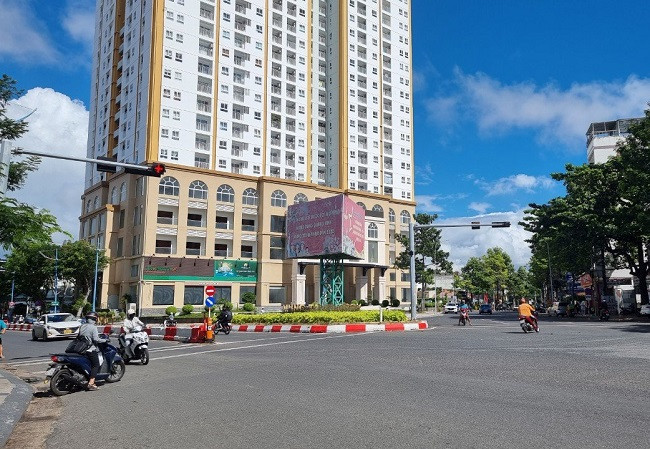 Bắt nhóm bị can đánh người chồng bỏ chạy, ép vợ lên xe đưa đi tra hỏi