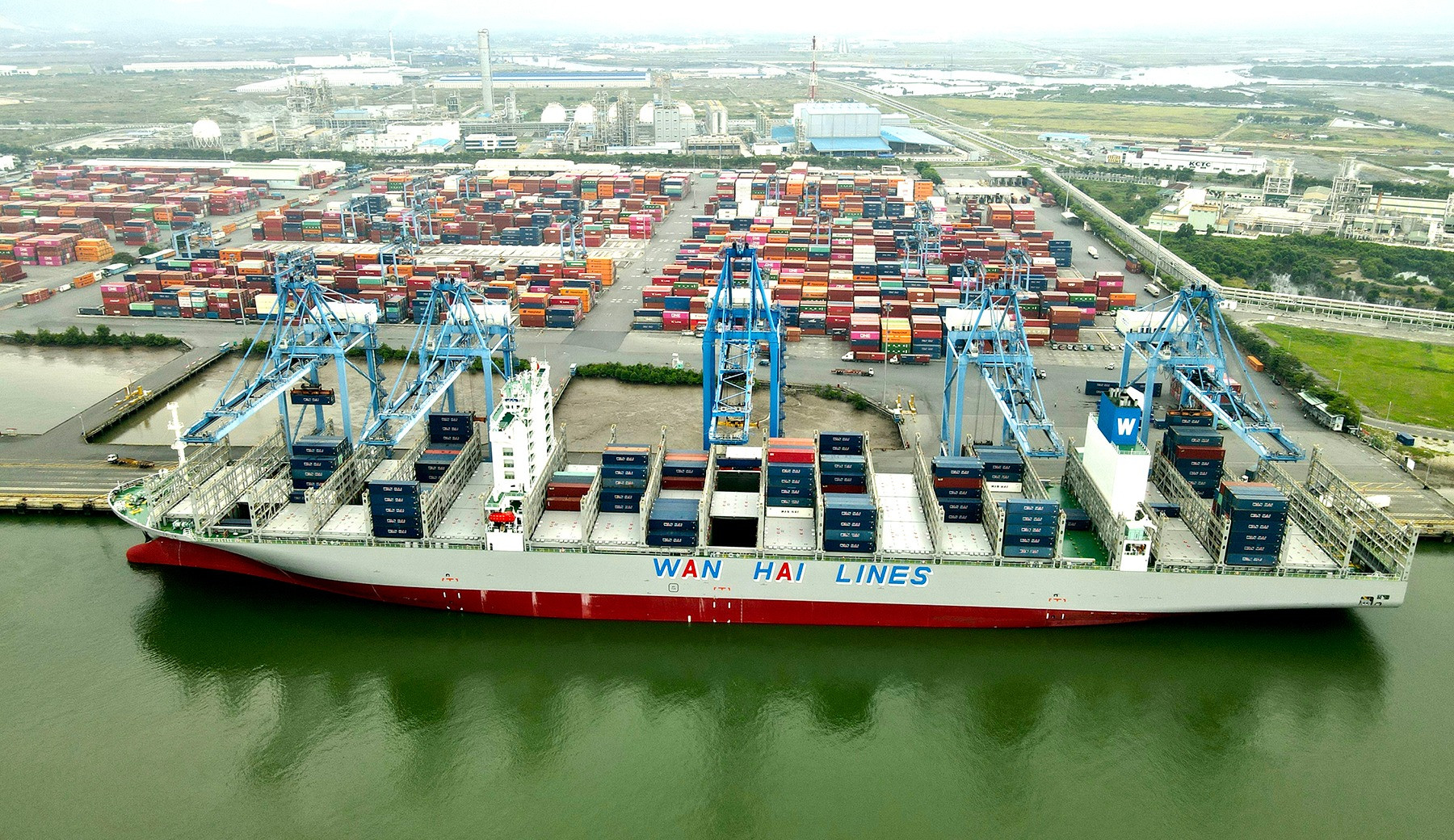 Tàu trọng tải 13.100 TEU cập cảng Quốc Tế Tân Cảng - Cái Mép (TCIT)