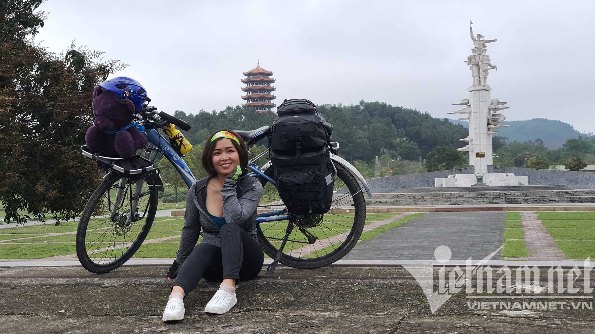 Đạp xe 2.200 km xuyên Việt, nữ phượt thủ kể lúc vượt đèo, nổ lốp ...