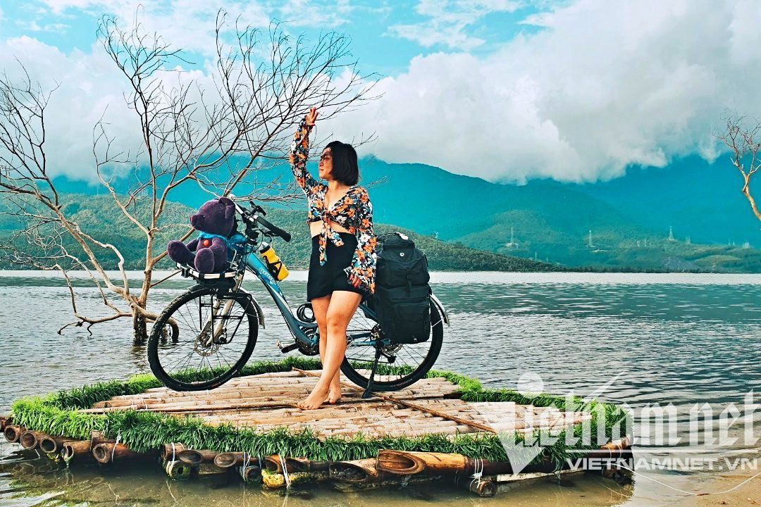 Đạp xe 2.200 km xuyên Việt, nữ phượt thủ kể lúc vượt đèo, nổ lốp giữa đêm