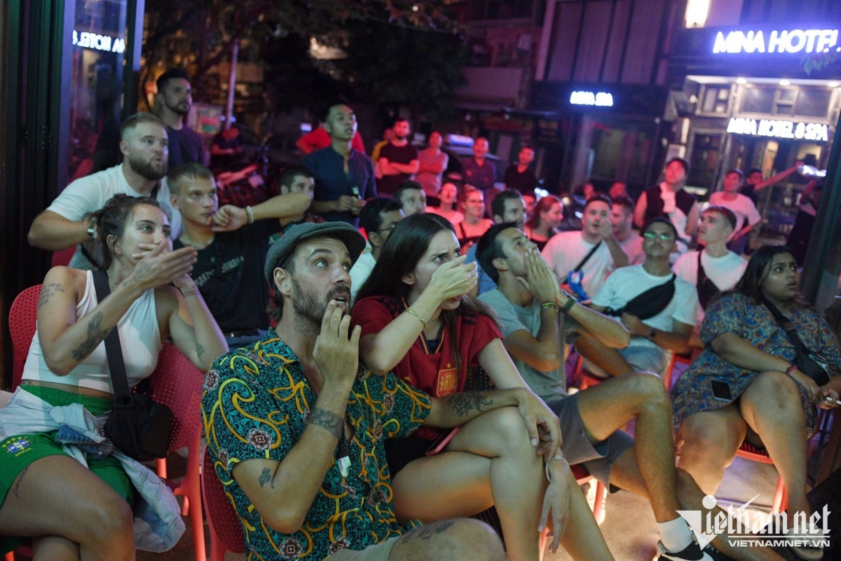 foreign fans congregate at hanoi beer hub for 2022 world cup picture 10
