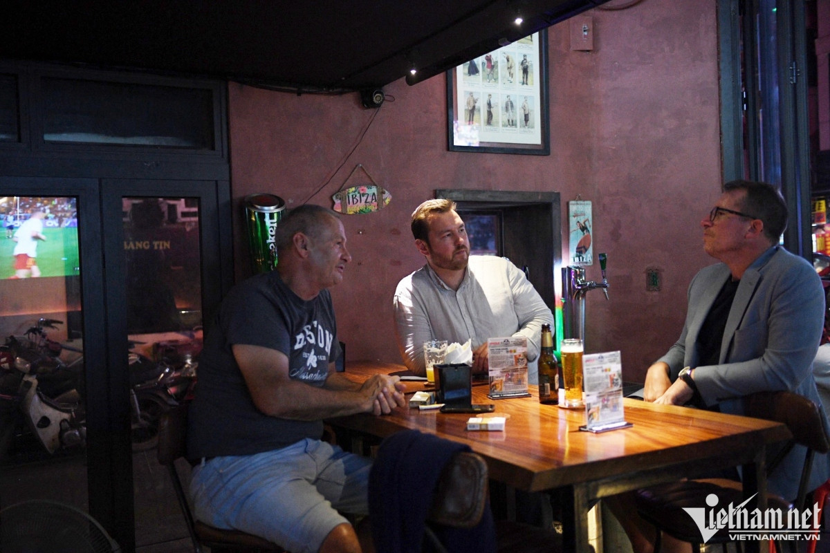 foreign fans congregate at hanoi beer hub for 2022 world cup picture 4
