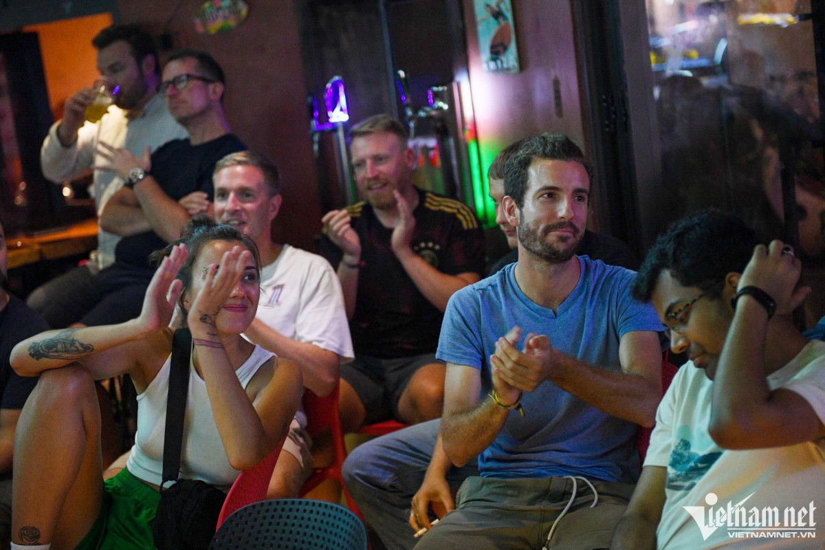 foreign fans congregate at hanoi beer hub for 2022 world cup picture 13