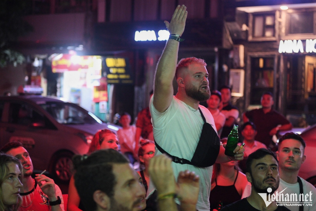 foreign fans congregate at hanoi beer hub for 2022 world cup picture 7