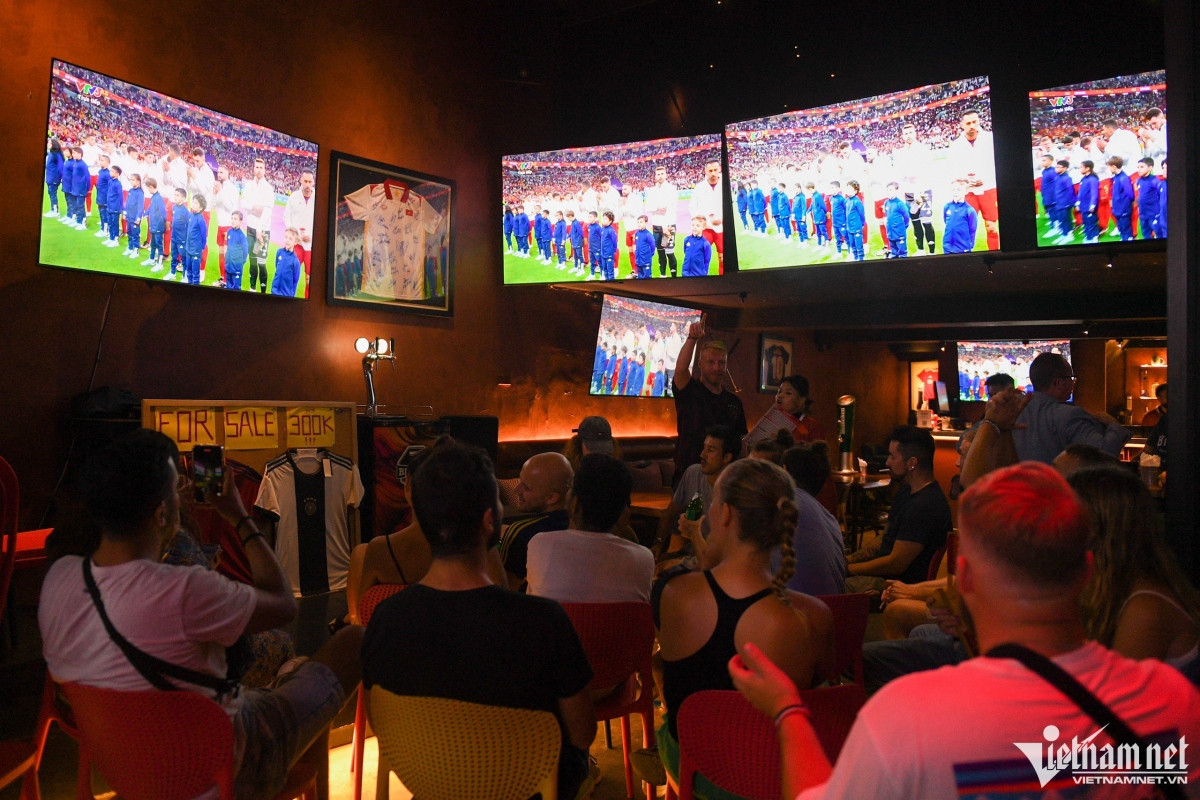 foreign fans congregate at hanoi beer hub for 2022 world cup picture 2