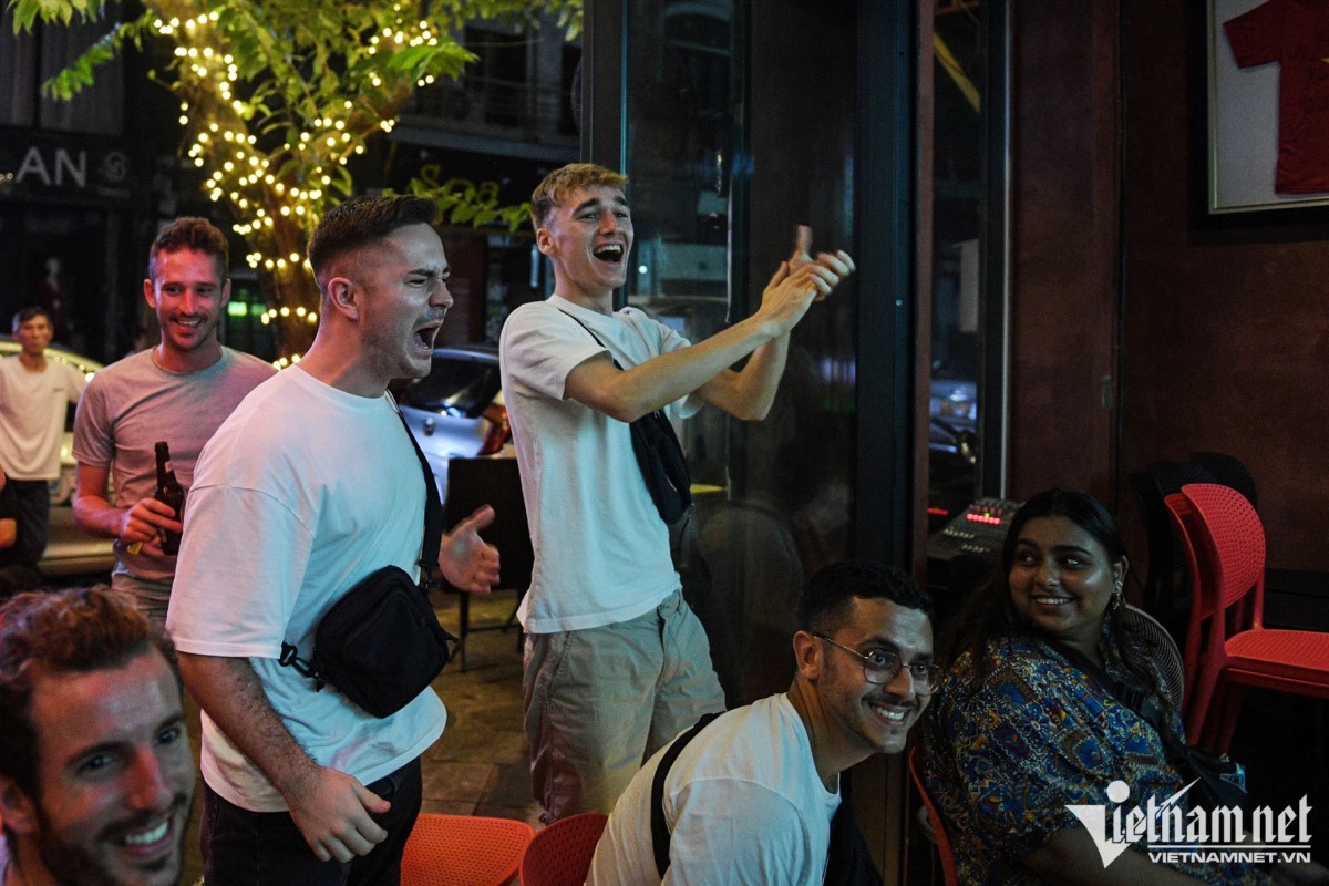 foreign fans congregate at hanoi beer hub for 2022 world cup picture 11