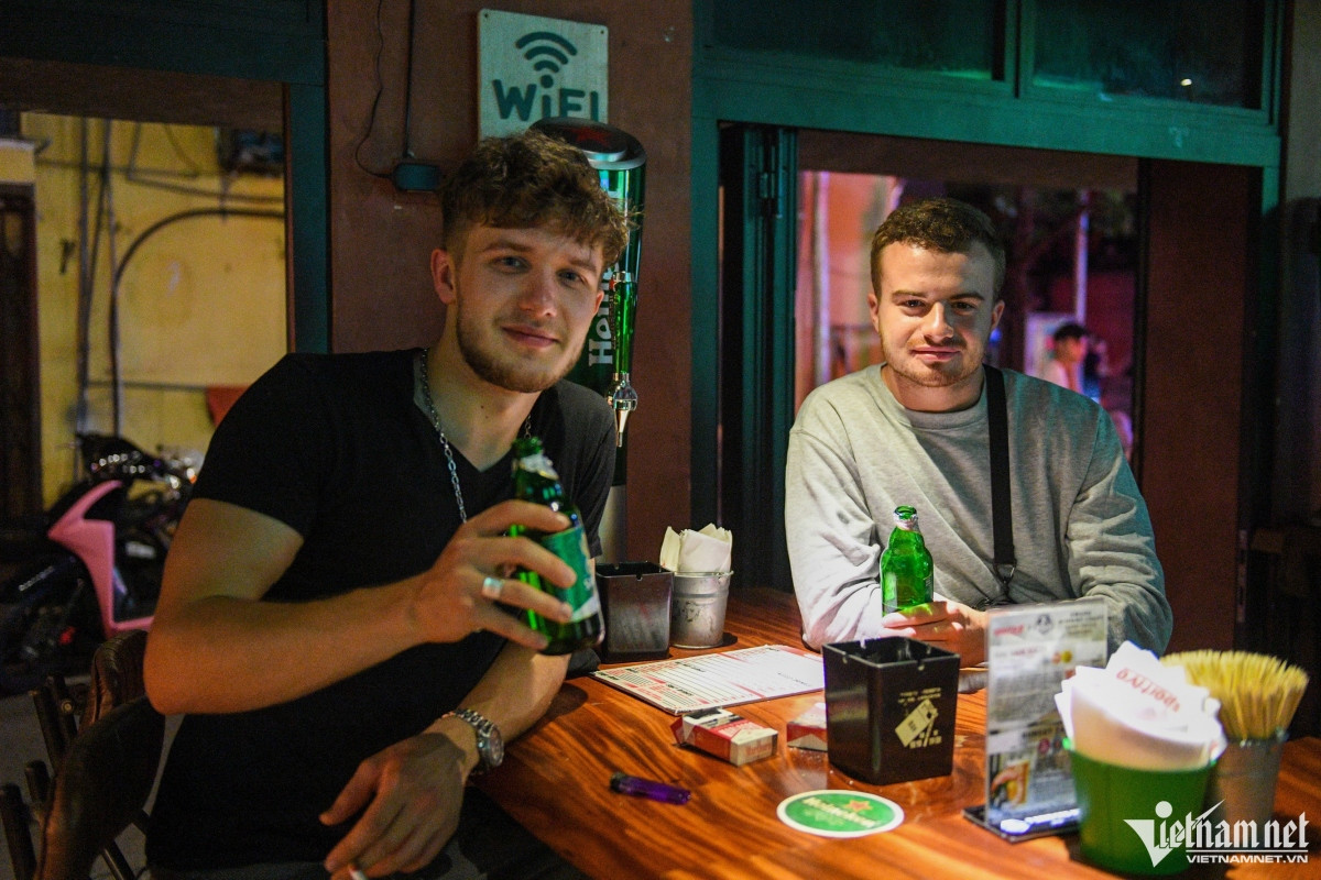 foreign fans congregate at hanoi beer hub for 2022 world cup picture 5