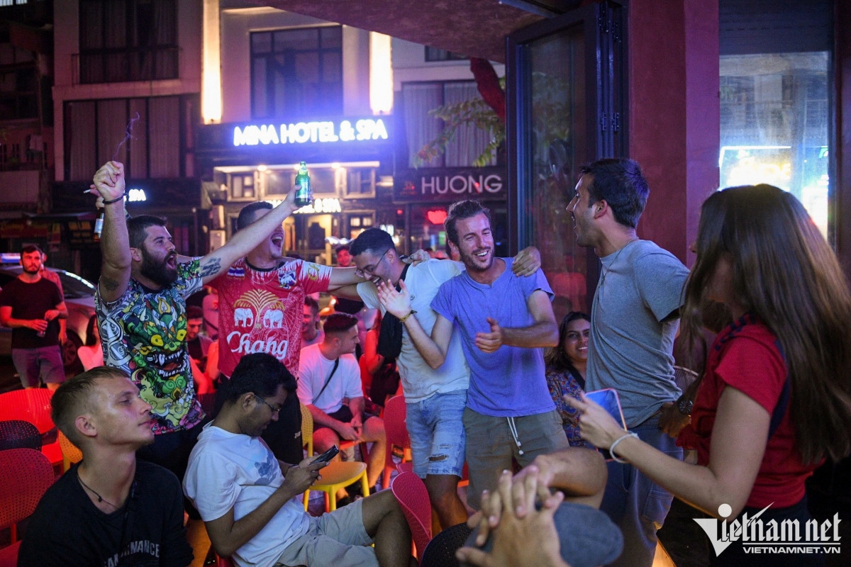 foreign fans congregate at hanoi beer hub for 2022 world cup picture 8