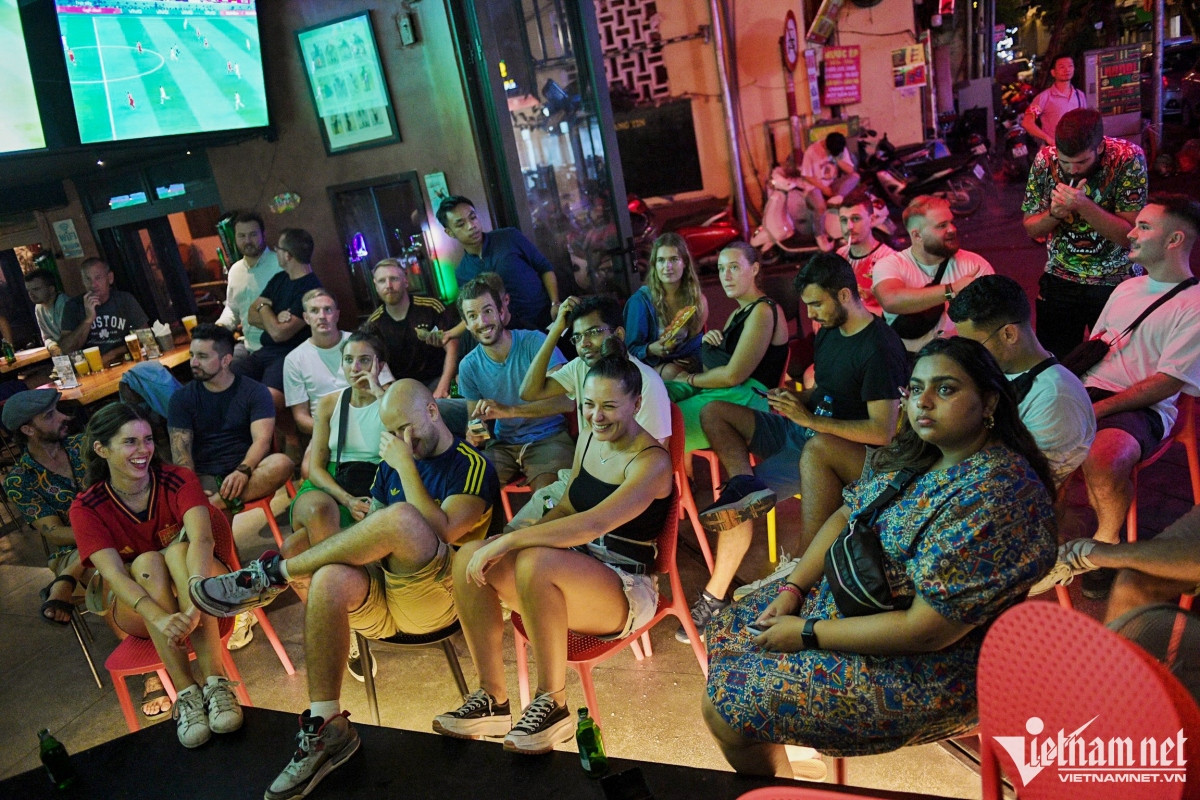foreign fans congregate at hanoi beer hub for 2022 world cup picture 1