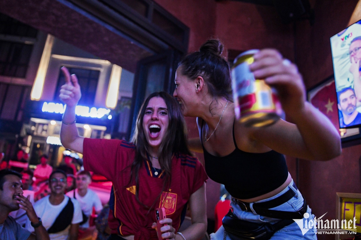 foreign fans congregate at hanoi beer hub for 2022 world cup picture 9
