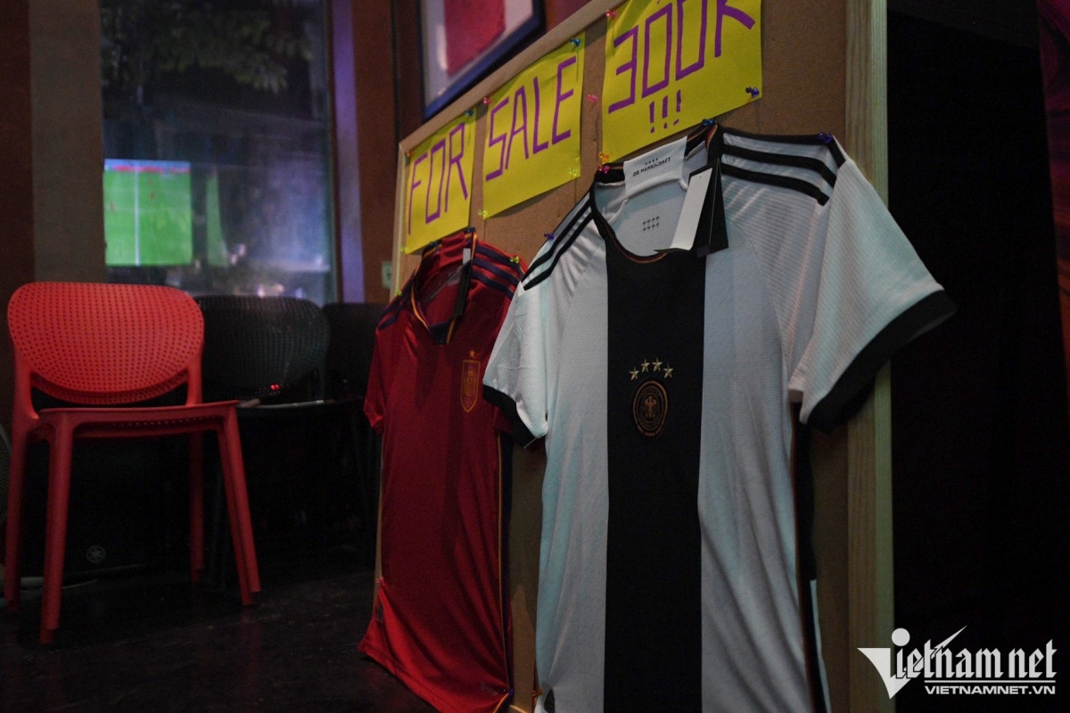 foreign fans congregate at hanoi beer hub for 2022 world cup picture 3