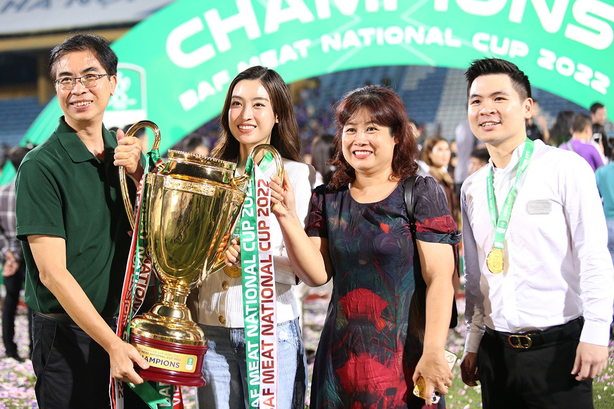 Bầu Hiển được cầu thủ 'tung hứng', Đỗ Mỹ Linh rạng ngời ăn mừng Hà Nội vô địch