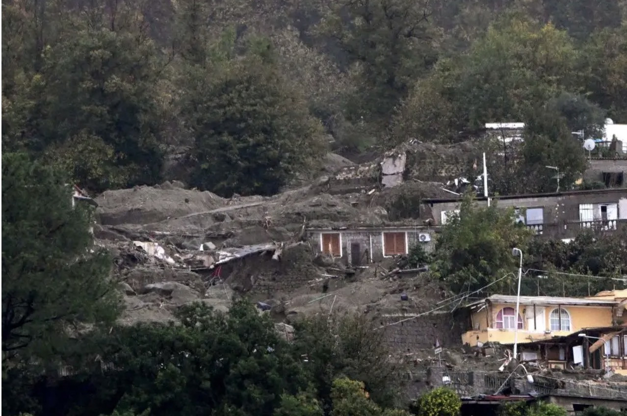 Hình ảnh phơi bày sự tàn khốc của trận lở đất ở Italia