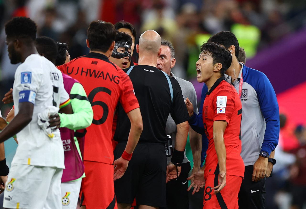 Đội trưởng ĐT Hàn Quốc, HLV Paulo Bento và một số cầu thủ áo đỏ phàn nàn với trọng tài chính Anthony Taylor vì cho rằng ông cắt còi khi đội bóng xứ Kim chi được hưởng quả phạt góc
