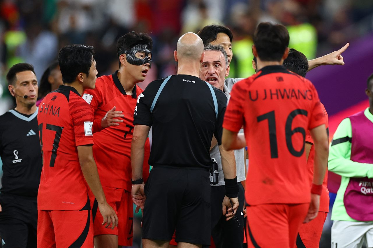 Phản ứng thái quái của HLV Bento khiến ông phải nhận thẻ đỏ. Ông sẽ không thể chỉ đạo trực tiếp ở trận đấu quyết định của Hàn Quốc gặp Bồ Đào Nha vào ngày 2/12.