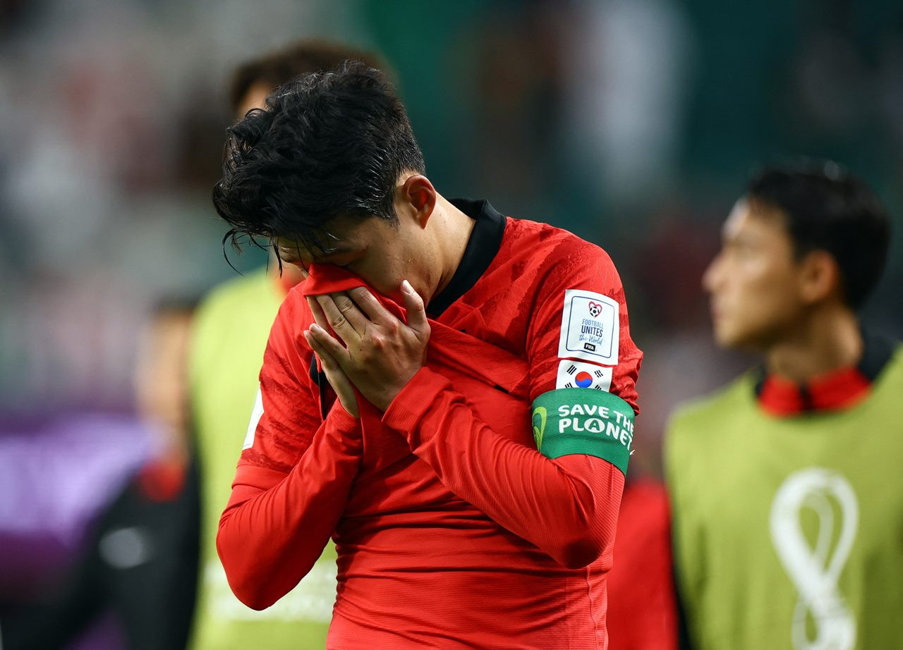 Son Heung-min bật khóc nức nở sau thất bại tiếc nuối của Hàn Quốc