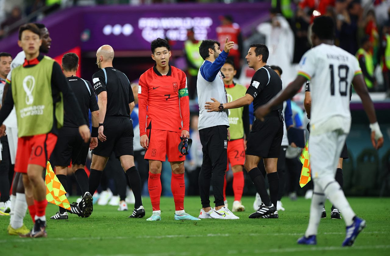 Tiếng còi kết thúc trận đấu vang lên sau 10 phút bù giờ, Son Heung-min đứng thẫn thờ