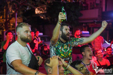 Foreign fans gather at Hanoi's beer street for World Cup 2022