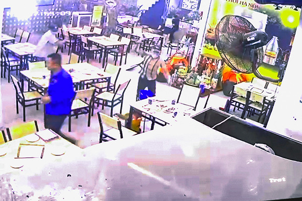 Hàng chục người đập phá nhà hàng ở TP.HCM, khách xem World Cup chạy tán loạn
