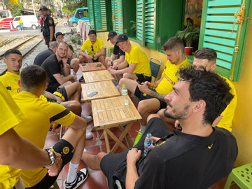 Cầu thủ Dortmund thích thú với trà đá, cafe vỉa hè